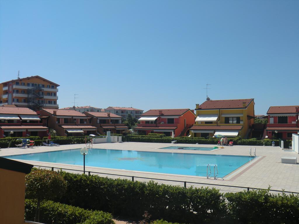Residence Villaggio Dei Fiori Con Piscina E Posto Spiaggia Incluso Каорле Номер фото