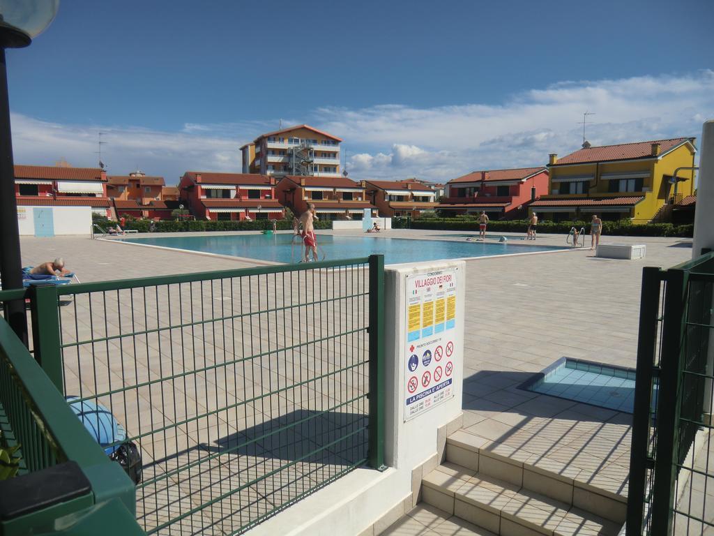 Residence Villaggio Dei Fiori Con Piscina E Posto Spiaggia Incluso Каорле Номер фото
